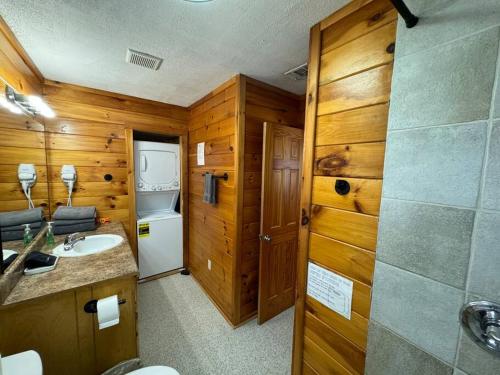 Ένα μπάνιο στο Cherokee Oaks - Frio River Haven