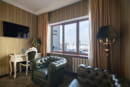 TV a/nebo společenská místnost v ubytování Royal Olympic Hotel