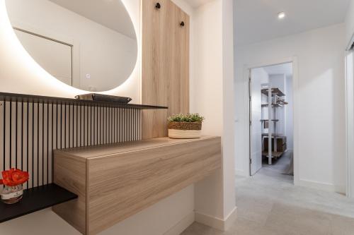 Ένα μπάνιο στο Sur Suites del Sol Apartamento 3 hab y 2 wc con gran terraza y piscina a pasos de la playa