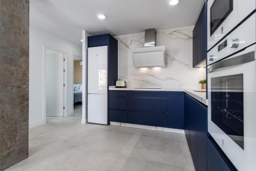 Η κουζίνα ή μικρή κουζίνα στο Sur Suites del Sol Apartamento 3 hab y 2 wc con gran terraza y piscina a pasos de la playa