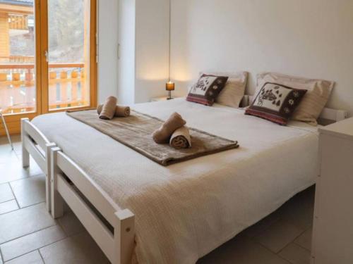 En eller flere senge i et værelse på Domaine des Reines D14, 4-bedrooms with fabulous indoor pool