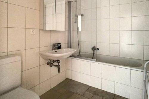 Et badeværelse på Domaine des Reines D14, 4-bedrooms with fabulous indoor pool