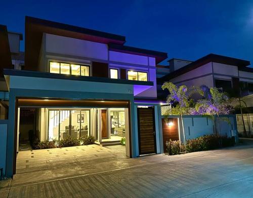 une maison avec un garage en face dans l'établissement Super Luxury 3 Bedroom Private Pool Villa with Jacuzzi, Near 711, 10 minutes to Walking Street and Pattaya Beach - MT6, à Pattaya