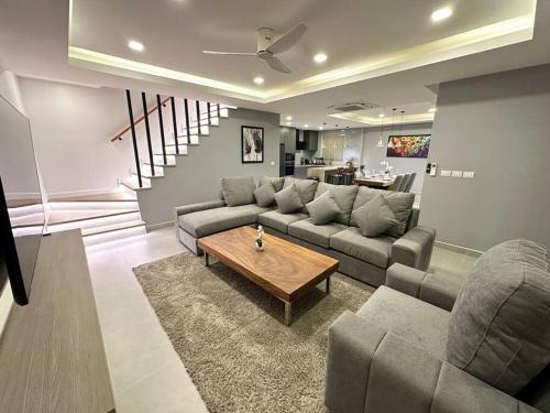 un salon avec un canapé et une table dans l'établissement Super Luxury 3 Bedroom Private Pool Villa with Jacuzzi, Near 711, 10 minutes to Walking Street and Pattaya Beach - MT6, à Pattaya