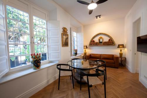 a living room with a table and chairs and a couch at Pries Homes - Little Lotus in Málaga