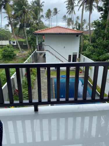 Un balcón o terraza de Ocean Crest Apartments