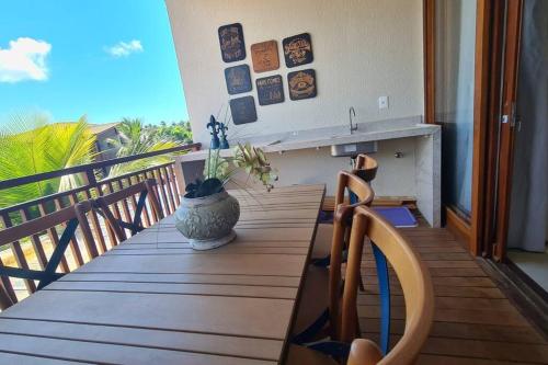 un tavolo su un balcone con vista sull'oceano di Lindo Villaggio em Barra Grande a Barra Grande