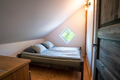a small bed in a room with a window at Korter vanalinna peatänaval in Viljandi