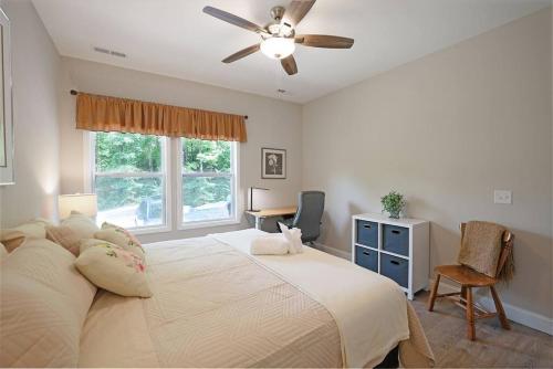 Postel nebo postele na pokoji v ubytování Bungalow Dream w Hot Tub, Fenced Yard & Fire Pit