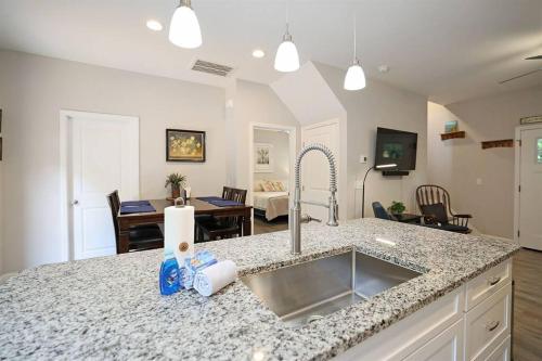 Kuchyň nebo kuchyňský kout v ubytování Bungalow Dream w Hot Tub, Fenced Yard & Fire Pit