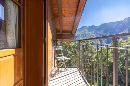 a balcony with a chair and a view of the mountains at Agriturismo Malga Riondera in Ala
