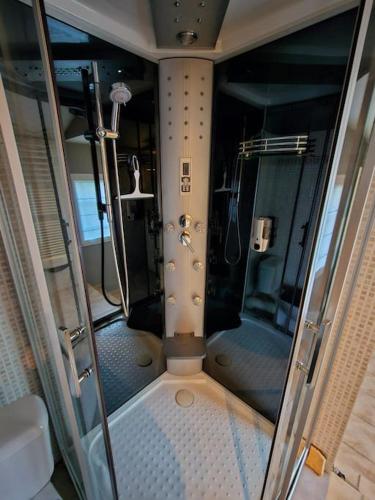 d'une salle de bains avec une porte en verre. dans l'établissement Paradise Corner, à LʼIsle-sur-la-Sorgue