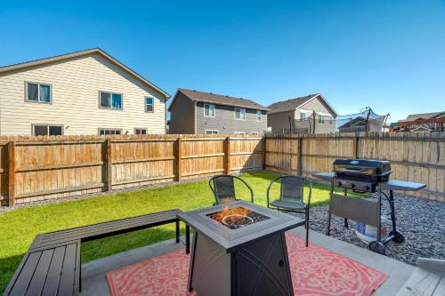 コロラドスプリングスにあるStarlink Station - Modern furnishings, w Fire Pit - Near Airportの裏庭(バーベキュー設備、グリル付)