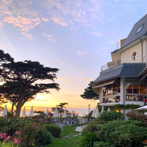 a hotel with a view of the ocean at sunset at TI AL LANNEC Hotel - Restaurant & Spa in Trébeurden