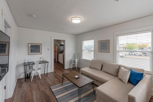 Χώρος καθιστικού στο #StayInMyDistrict Bluebird Cottage Coos Bay