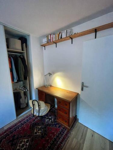 Cette chambre comprend un bureau et une chaise. dans l'établissement Le repère du voyageur, à Nantes