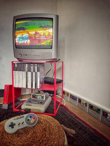 - un salon avec une télévision et un magnétoscope dans l'établissement Le repère du voyageur, à Nantes