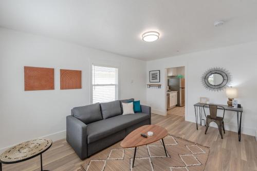 Χώρος καθιστικού στο #StayinMyDistrict Coos Bay Goldfinch Cottage