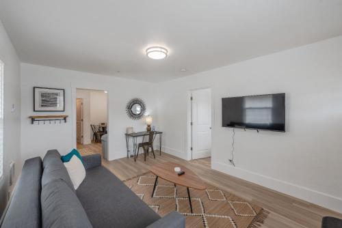 Μια τηλεόραση ή/και κέντρο ψυχαγωγίας στο #StayinMyDistrict Coos Bay Goldfinch Cottage