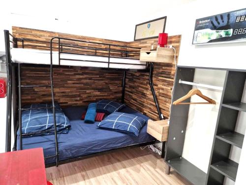 a bunk bed with two pillows in a room at 10 - Joli studio avec deux lits, un lit double et un lit simple, logement tout équipé pour 1, 2 ou 3 personnes maximum, vue sur parc arboré, parking privatif gratuit, grand fourgon possible, tout le linge de maison est fourni in Razac-sur-lʼIsle
