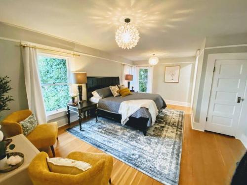 a bedroom with a bed and a chandelier at Historical Entertainer 3 Bedroom Townhouse AC PNW in Albany