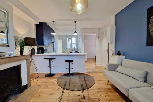 un salon avec un canapé et une table et une cuisine dans l'établissement #HC Le Blue Revol Renovated fully equipped, à Grenoble