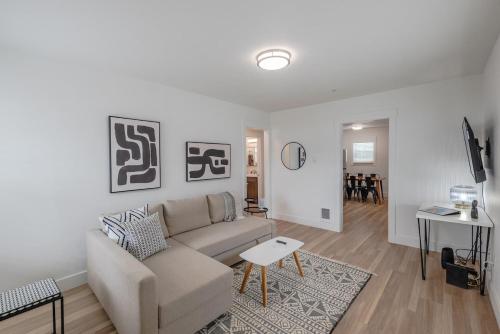 Гостиная зона в #StayinMyDistrict Zen Cottage Coos Bay