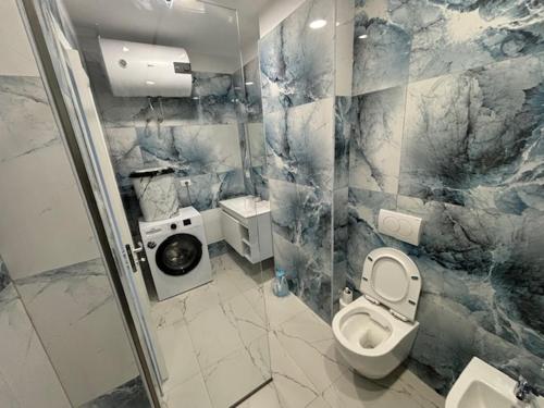 un bagno con WC, lavandino e doccia di Armonia a Durrës