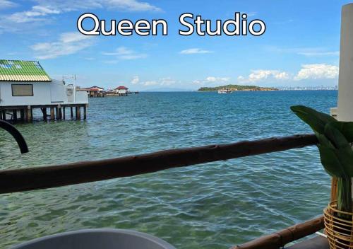 a view of the ocean from a boat at De' Ocean land เดอโอเชี่ยนแลนด์ เกาะล้าน in Ko Larn