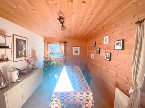 a room with a table in a wooden cabin at Chalet 4 Saisons with jacuzzi - Ovronnaz in Ovronnaz