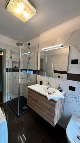 a bathroom with a sink and a shower at Villa Lucia appartamento Fiore in Padola