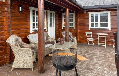 un portico di una cabina con sedie e tavolo di Lovely Home In Bjorli With Wifi a Bjorli