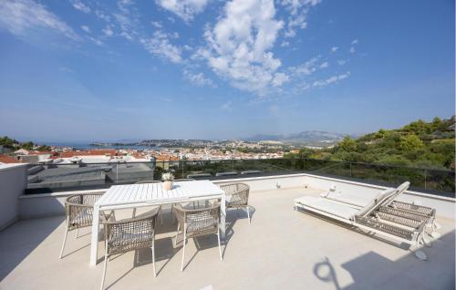 2 Bedroom Stunning Apartment In Split
