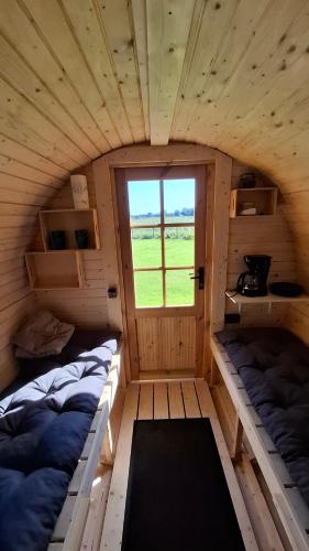 a small room with two beds and a window at Ferienwohnung Lampe in Altenberge