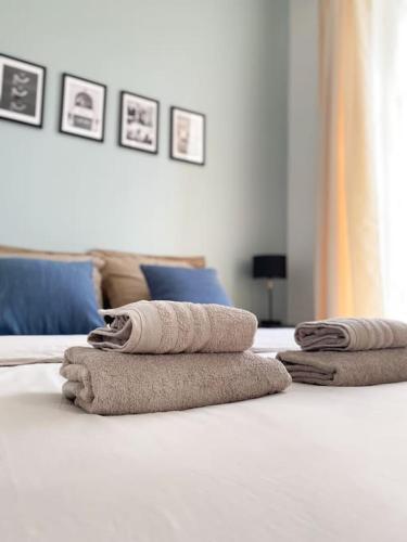 two towels sitting on top of a bed at Au pied de la Cathédrale de Bourges in Bourges