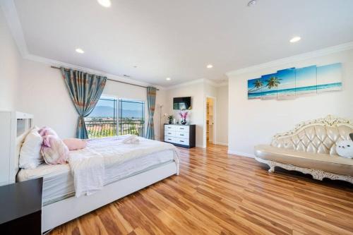 a bedroom with a bed and a large window at 17-19ppl BTW Dsny Hllywd GarageParking Yard Grill in Monterey Park