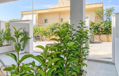 eine grüne Anlage vor einem Gebäude in der Unterkunft Amazing Apartment In Marina Di Modica in Marina di Modica