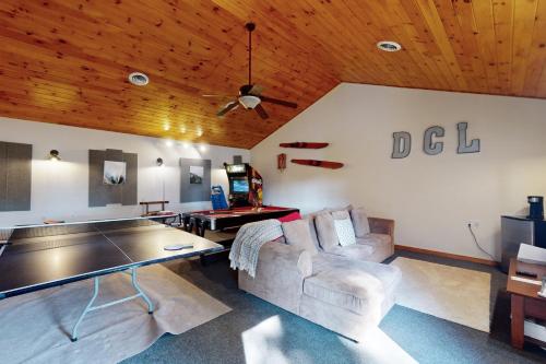 a living room with a ping pong table at Sunset Peaks in Accident