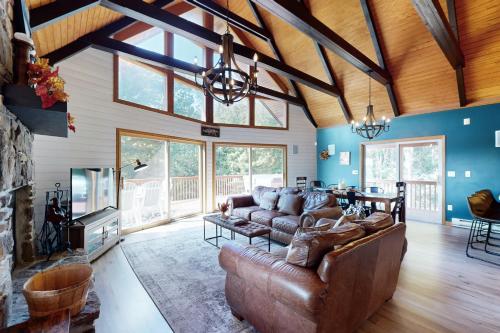 a living room with a leather couch and a table at Sunset Peaks in Accident