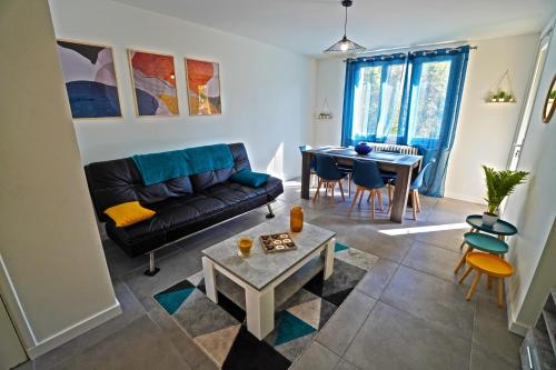 un salon avec un canapé et une table dans l'établissement Cosy et urbain en Plein centre ville, à Craponne