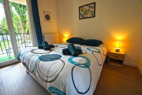 une chambre avec un grand lit avec des serviettes dessus dans l'établissement Cosy et urbain en Plein centre ville, à Craponne