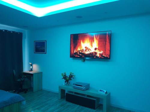 Televízia a/alebo spoločenská miestnosť v ubytovaní Apartament Tęczowy