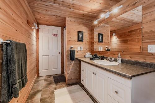 un bagno con lavandino e specchio di Lakeside Retreat With Hot Tub & Dock a Lion's Head