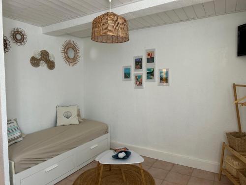 une petite chambre avec un lit et une table dans l'établissement Charmant studio au cœur du Mourillon, à Toulon