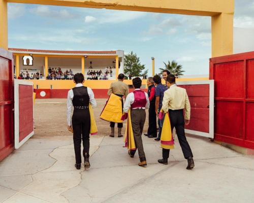 eine Gruppe von Menschen, die in ein Gebäude gehen in der Unterkunft Rosa y Oro Hotel Boutique in San Ignacio