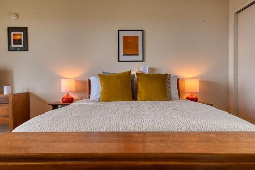 Postel nebo postele na pokoji v ubytování #StayinMyDistrict Cape Arago Studio Suite