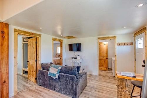 TV a/nebo společenská místnost v ubytování #StayinMyDistrict Lakeside Cottage