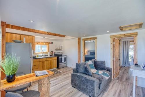 Η κουζίνα ή μικρή κουζίνα στο #StayinMyDistrict Lakeside Cottage