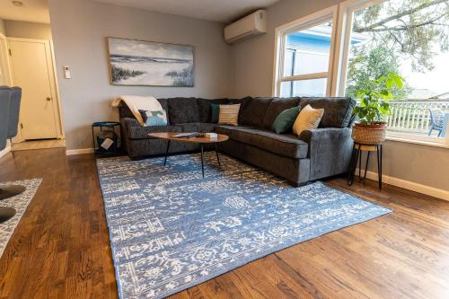 ein Wohnzimmer mit einer Couch und einem Teppich in der Unterkunft #StayinMyDistrict Garibaldi Bay Views in Garibaldi