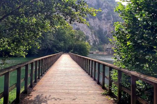 a wooden bridge over a body of water at Casa Antiguo Obrador in Muriellos